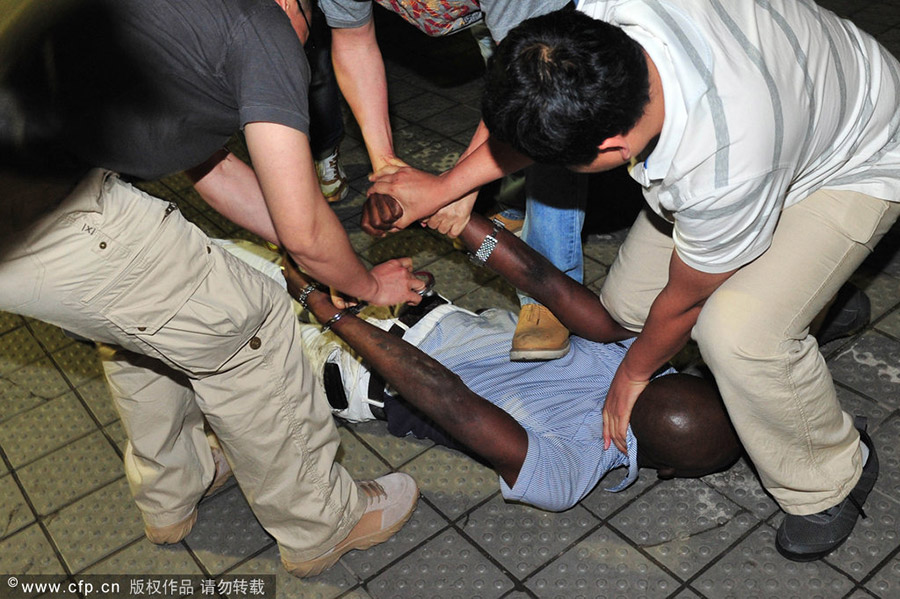 2014年5月24日晚,北京，便衣警察正在制服犯罪嫌疑人。