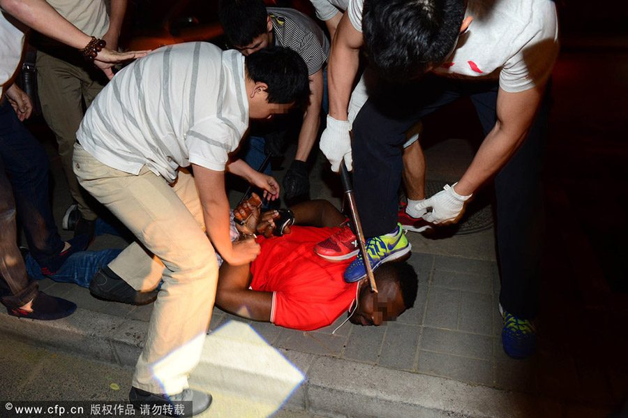 2014年5月24日凌晨,北京，贩毒分子从出租车下车欲逃跑被制服。