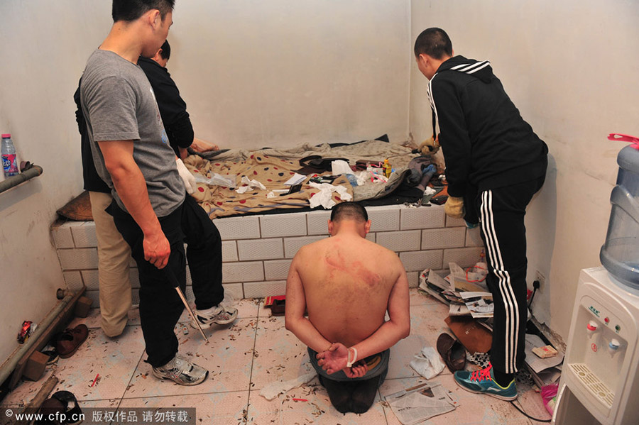 2014年5月25日，北京，犯罪嫌疑人被制服,便衣正在抽查房间。