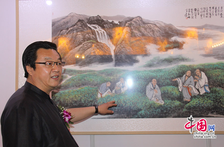 5月27日，“壮行天下”国画名家陆壮中国书画艺术展在北京中华世纪坛盛大开幕，这次主题为《壮行天下》的艺术展将持续到6月3日，这次展出80余幅精品力作，全方位、多角度完美呈现陆壮先生的绘画艺术。图为画家陆壮介绍展示作品。