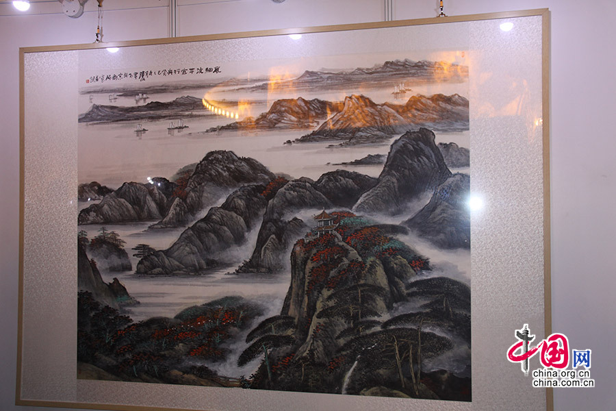 5月27日，“壮行天下”国画名家陆壮中国书画艺术展在北京中华世纪坛盛大开幕，这次主题为《壮行天下》的艺术展将持续到6月3日，这次展出80余幅精品力作，全方位、多角度完美呈现陆壮先生的绘画艺术。图为画家陆壮展品山水。