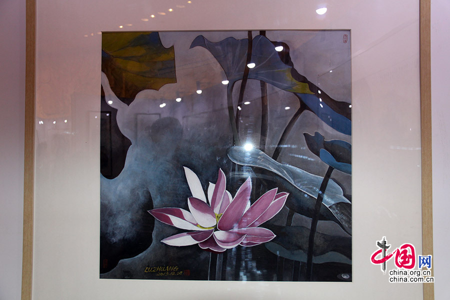 5月27日，“壮行天下”国画名家陆壮中国书画艺术展在北京中华世纪坛盛大开幕，这次主题为《壮行天下》的艺术展将持续到6月3日，这次展出80余幅精品力作，全方位、多角度完美呈现陆壮先生的绘画艺术。图为画家陆壮展品荷花。