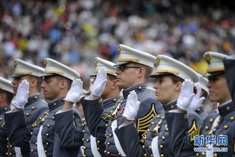 美国西点军校举行第2014届毕业典礼