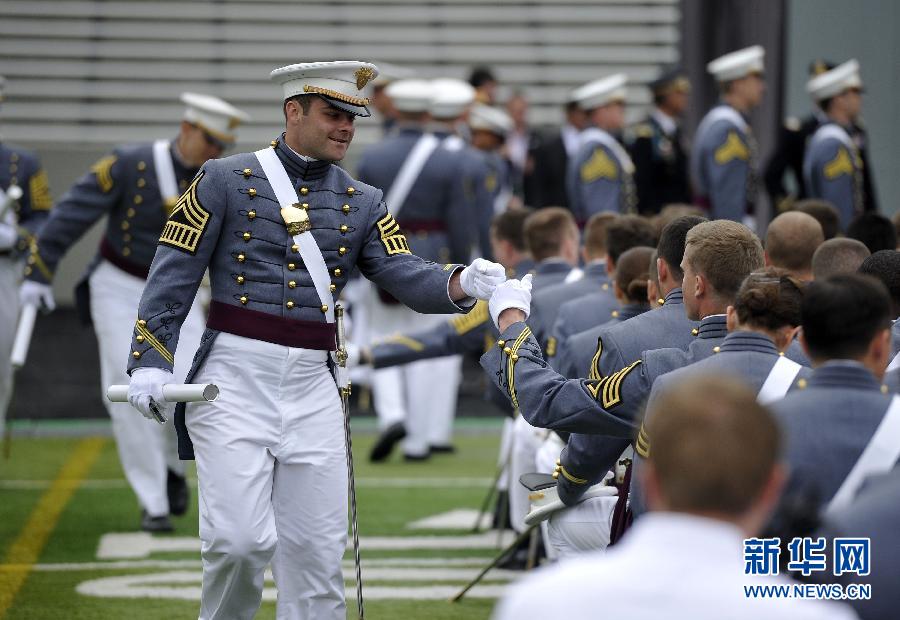 美国西点军校举行第2014届毕业典礼