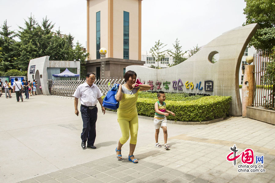 河南郑州：幼儿园表演 民警枪支走火致五人受伤