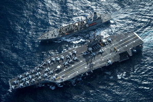 美军航母太平洋中演练 甲板堆满战机