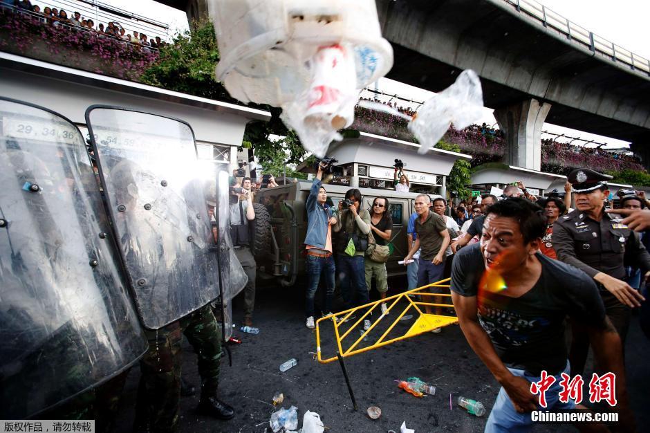 泰国示威者与军方发生激烈冲突 军车遭民众涂鸦