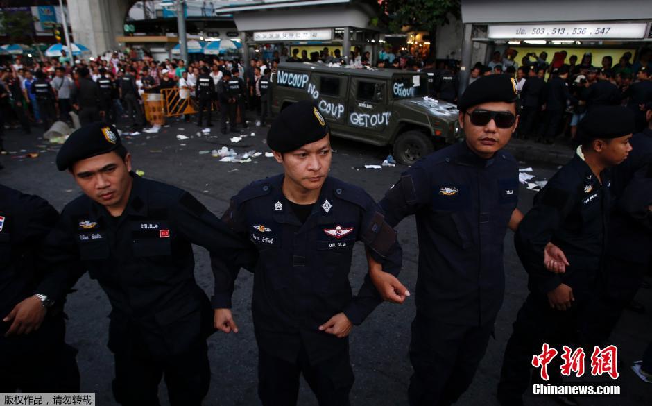 泰國示威者與軍方發生激烈衝突 軍車遭民眾塗鴉