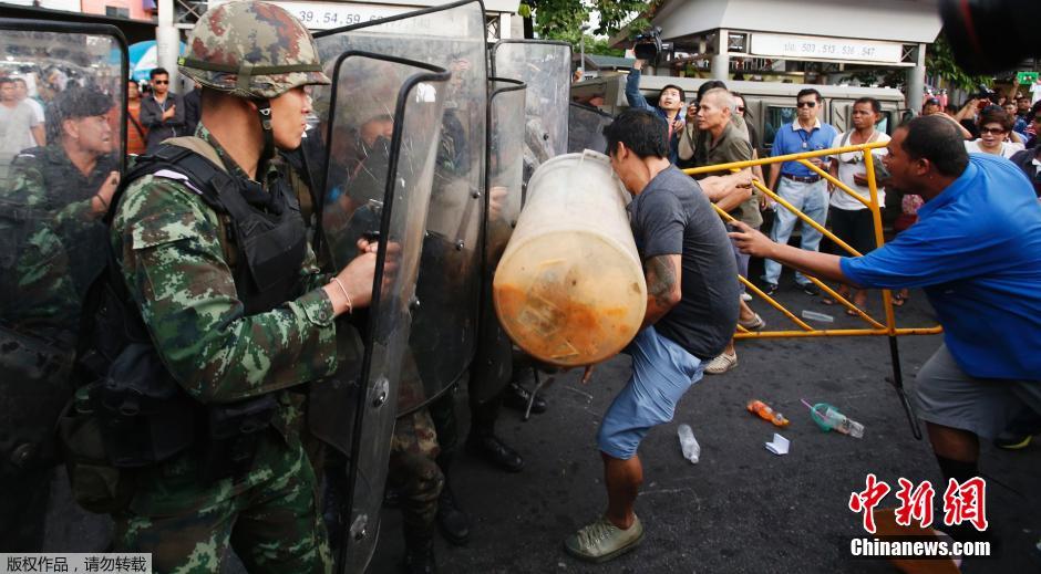 泰國示威者與軍方發生激烈衝突 軍車遭民眾塗鴉