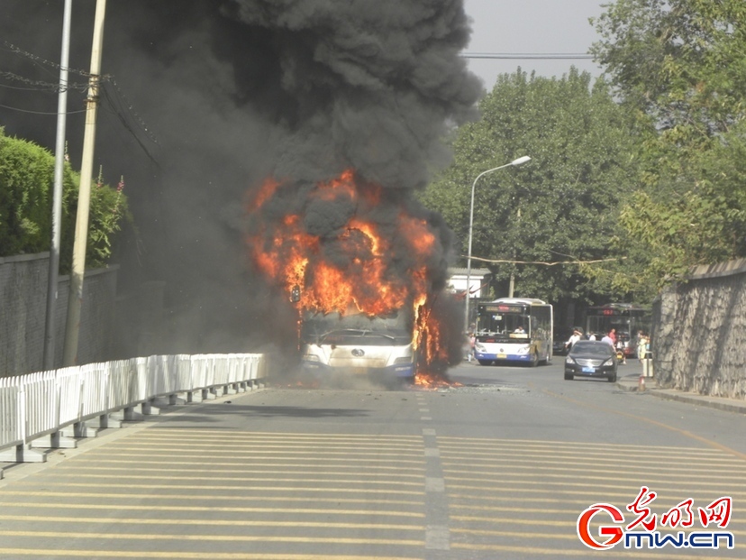 北京香山一輛公交車起火燃燒