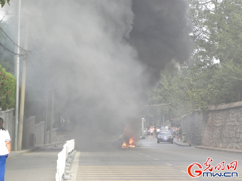 北京香山一輛公交車起火燃燒