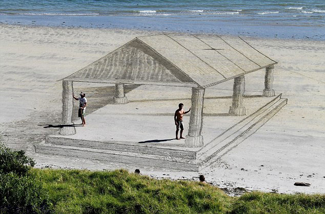 新西兰艺术家沙滩上创作震撼3D画
