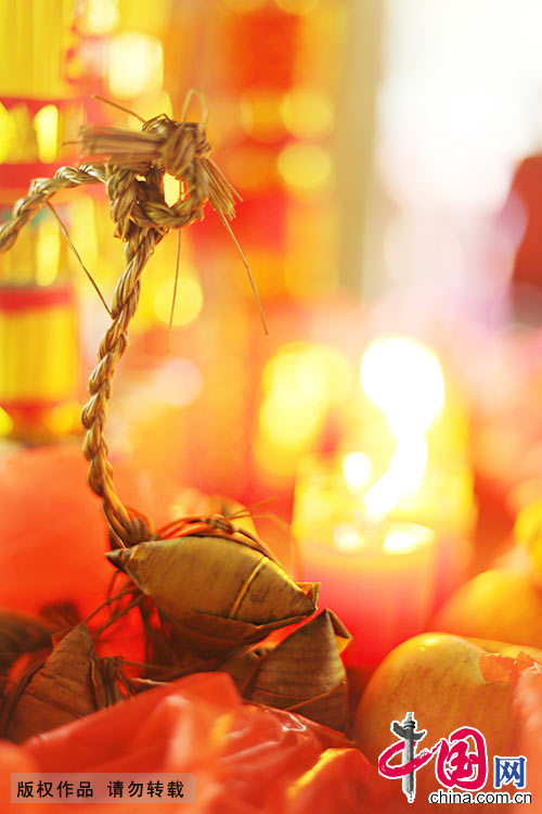 廊桥上摆放的粽子，作为祭拜的祭品。