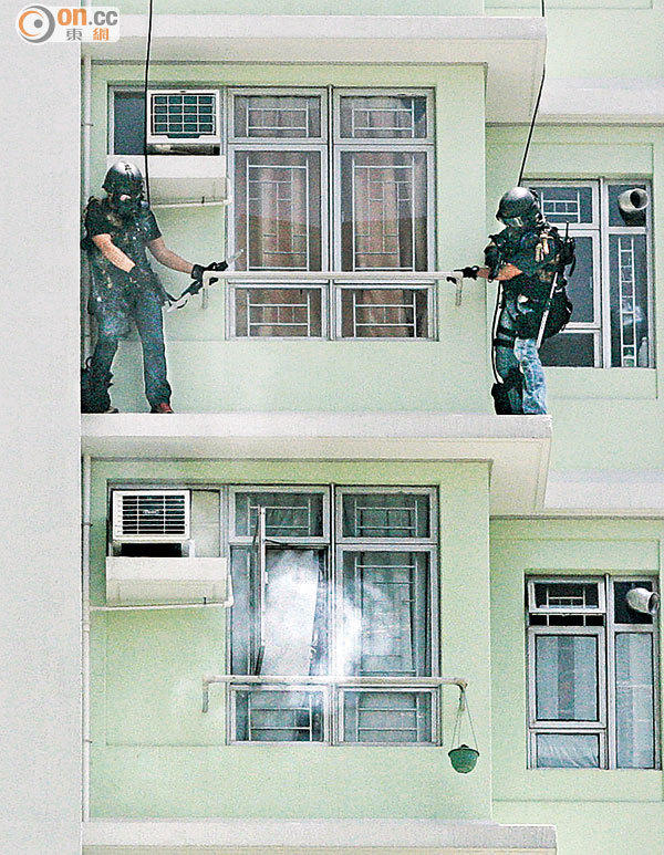 香港飛虎隊圍捕嫌犯畫面曝光 居民樓裏激烈槍戰