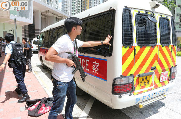香港飛虎隊圍捕嫌犯畫面曝光 居民樓裏激烈槍戰