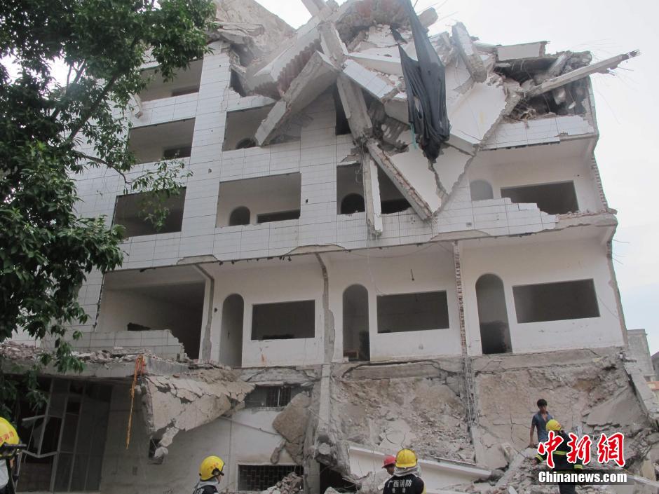 广西一11层在拆楼房突然垮塌 致2死3伤