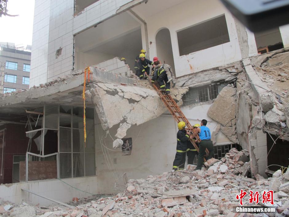 广西一11层在拆楼房突然垮塌 致2死3伤