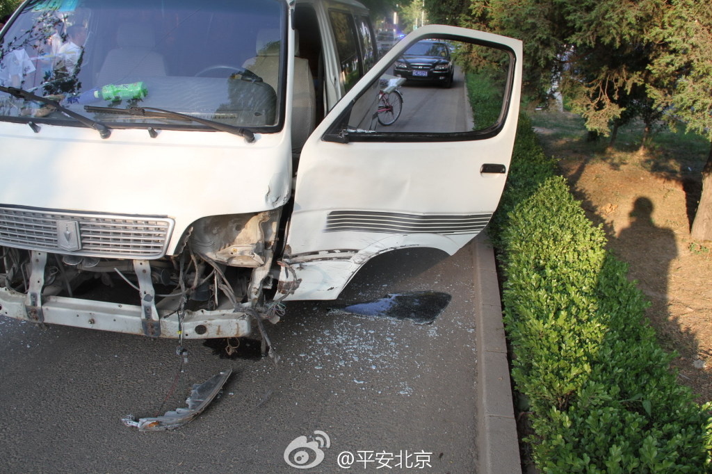 北京：非法運輸煙花爆竹車輛撞碎警車保險杠