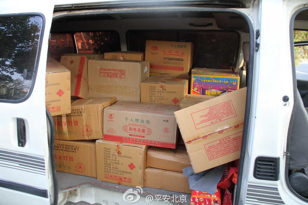 北京：非法運輸煙花爆竹車輛撞碎警車保險杠