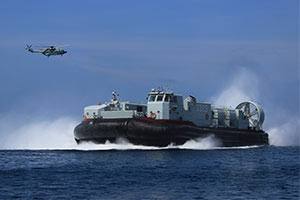中國海軍艦機艇練協同登陸 氣墊艇搶灘