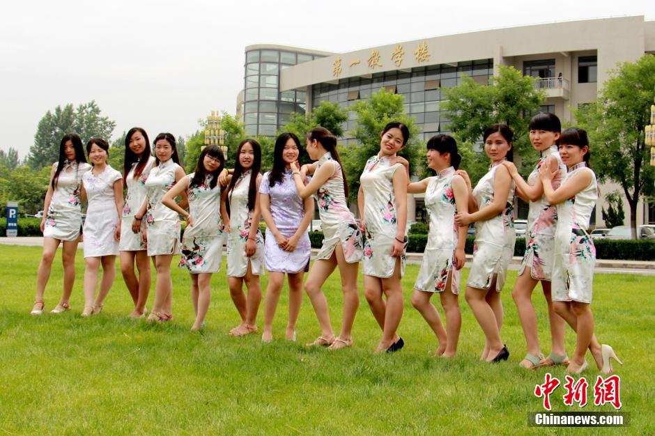 西安女大學生穿旗袍拍畢業照