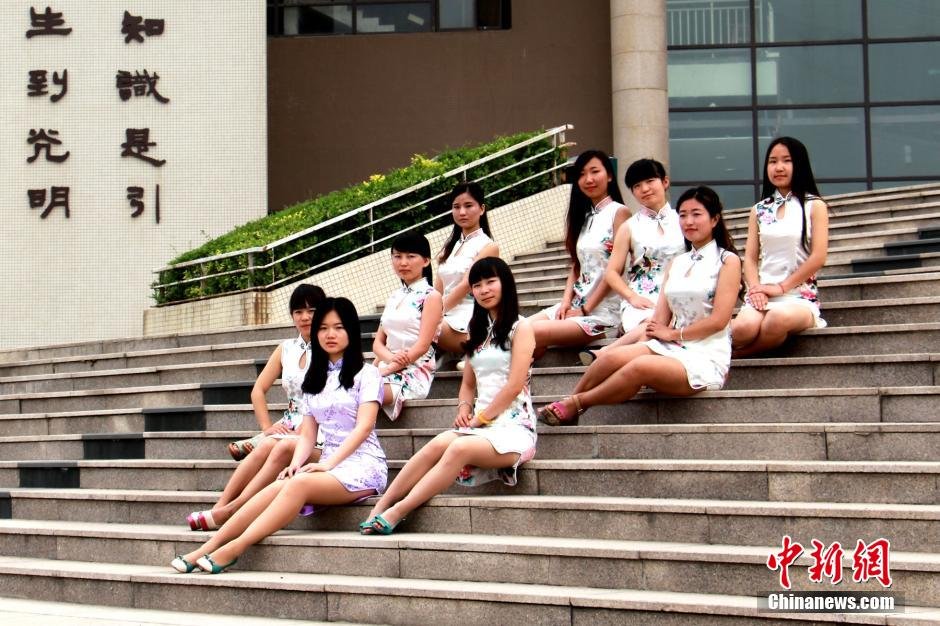 西安女大学生穿旗袍拍毕业照