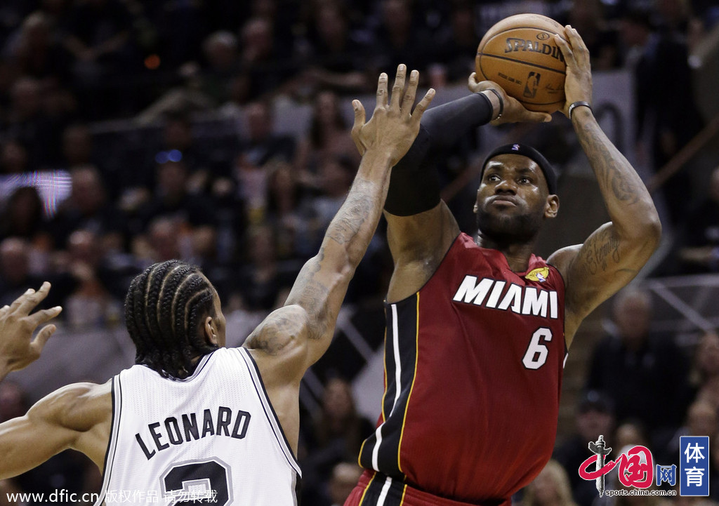 高清:NBA总决赛马刺胜热火1-0 詹姆斯里程碑