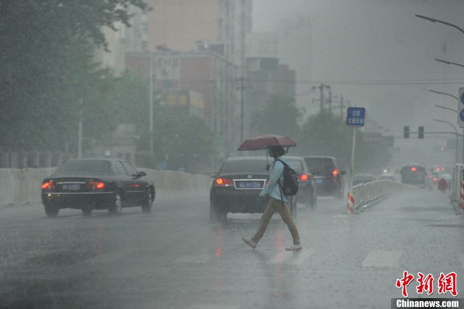 北京突降大雨 市民出行受阻