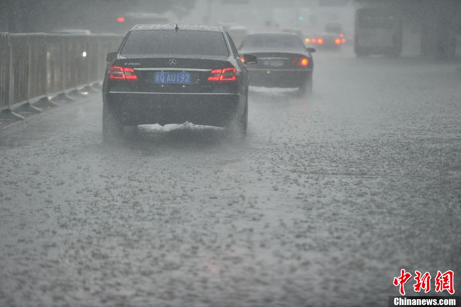 北京突降大雨 市民出行受阻