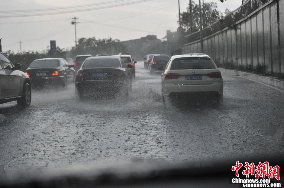 北京突降大雨 市民出行受阻