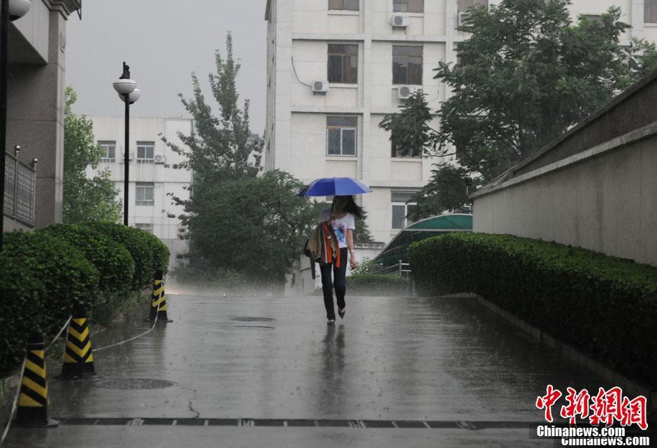 北京突降大雨 市民出行受阻