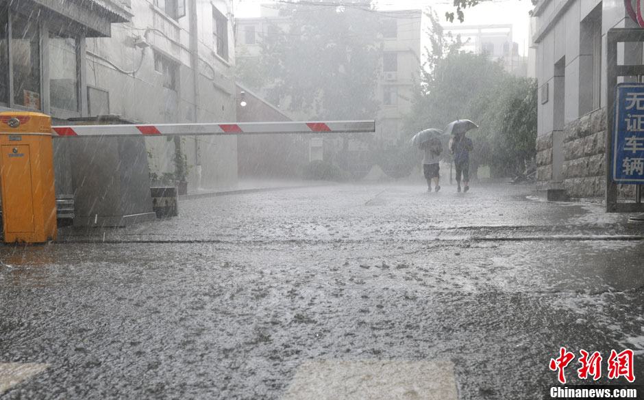 北京突降大雨 市民出行受阻