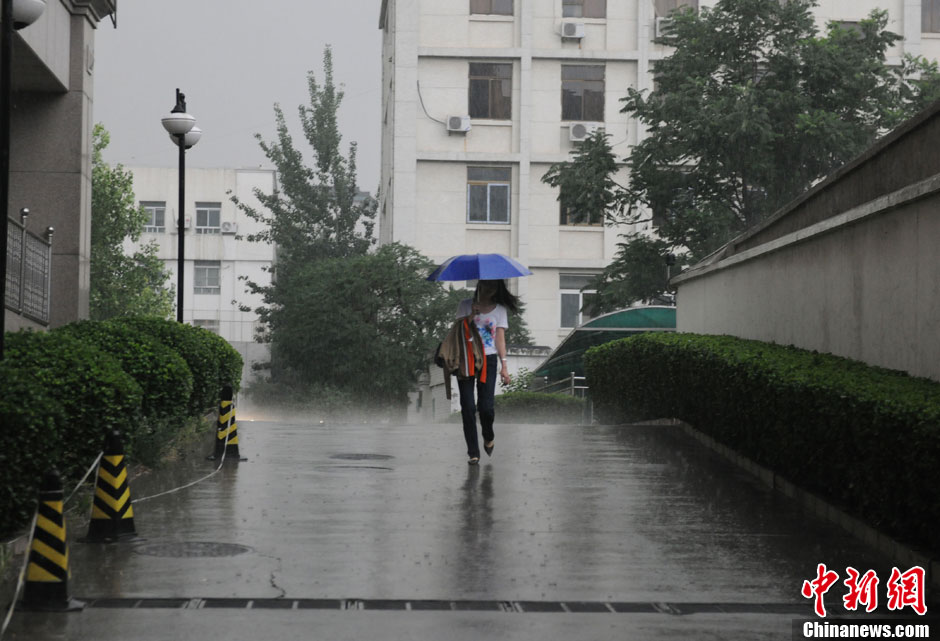 北京突降大雨 市民出行受阻