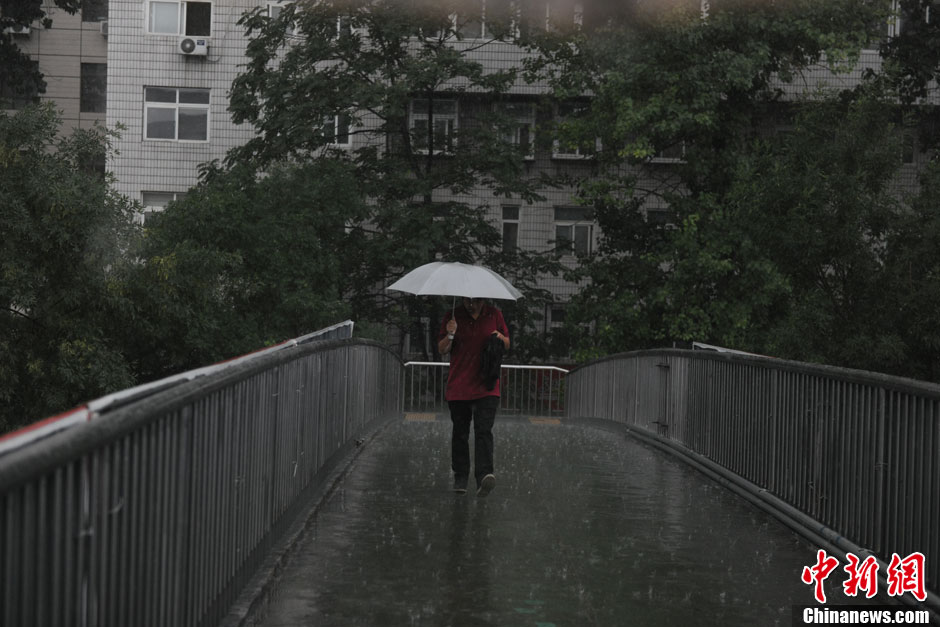 北京突降大雨 市民出行受阻