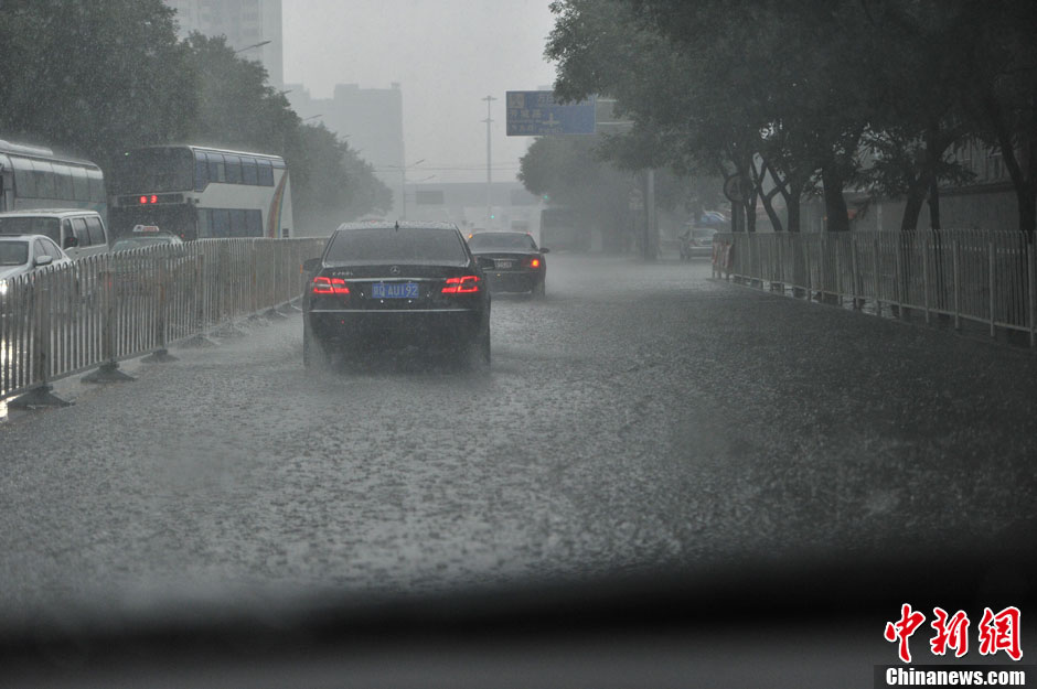 北京突降大雨 市民出行受阻