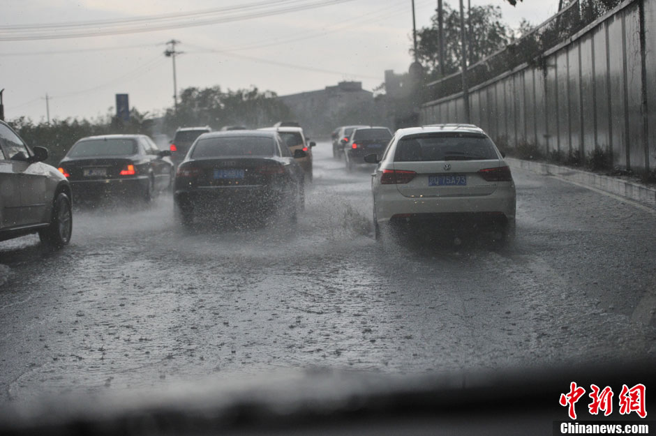 北京突降大雨 市民出行受阻