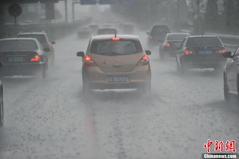 北京突降大雨 市民出行受阻