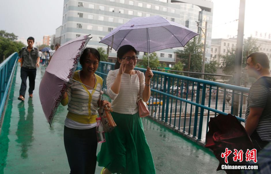 北京突降大雨 市民出行受阻