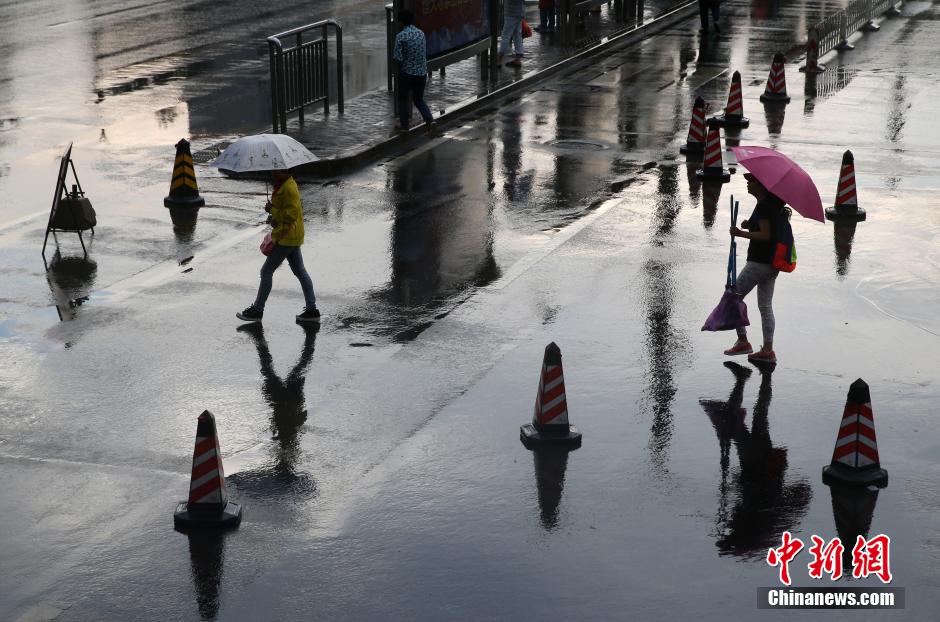 北京突降大雨 市民出行受阻