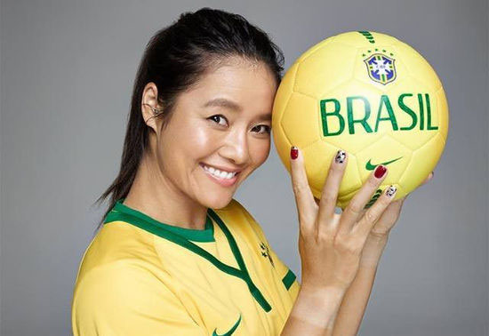 李娜拍巴西世界杯写真 穿巴西队服表情俏皮