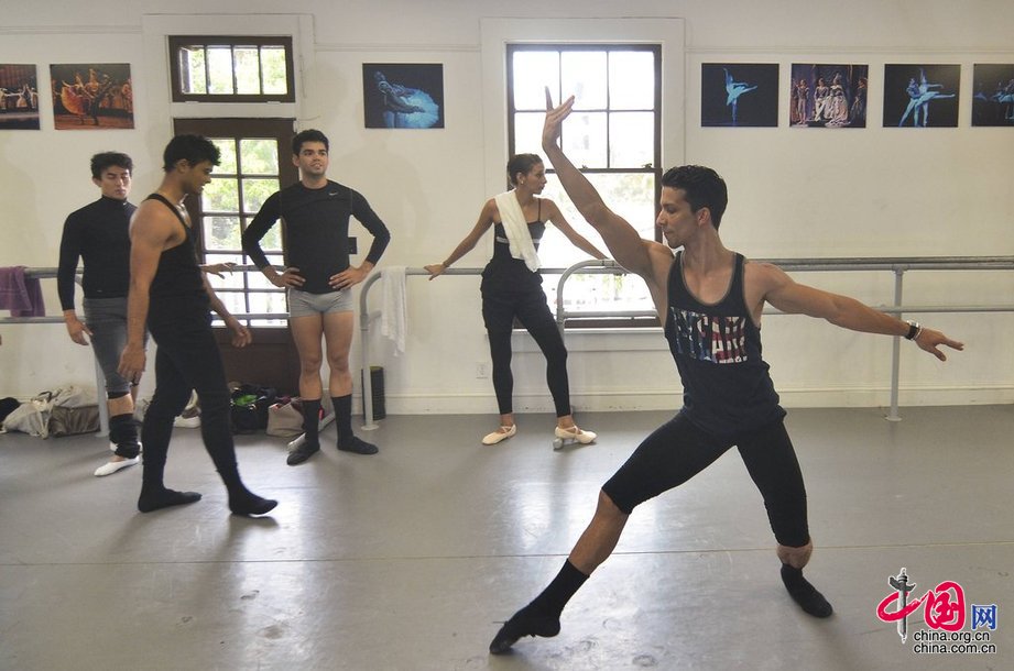 8名古巴芭蕾舞演员'叛逃'美国[组图]