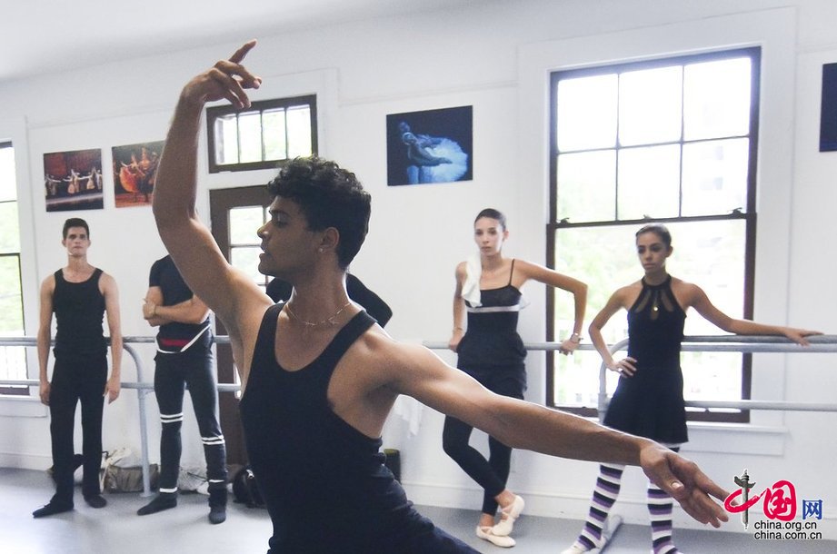 8名古巴芭蕾舞演员'叛逃'美国[组图]