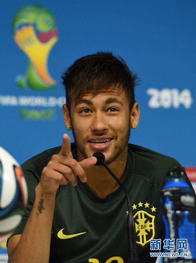 （世界杯）（3）足球——巴西队举行赛前发布会