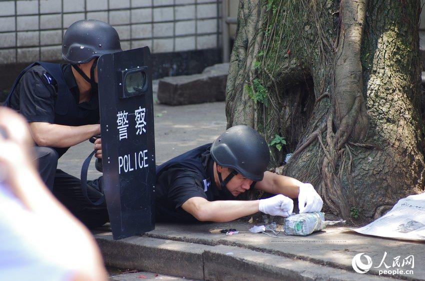 温州男子在闹市区引爆爆炸物 警方徒手拆弹