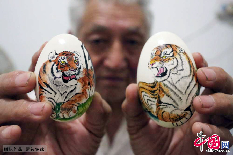 虎占林在鹅蛋上创作的虎画作品。