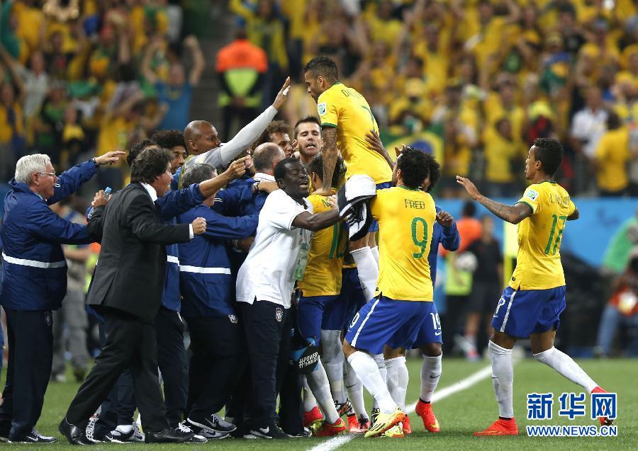 （世界盃）（1）足球——揭幕戰：巴西隊慶祝扳平比分