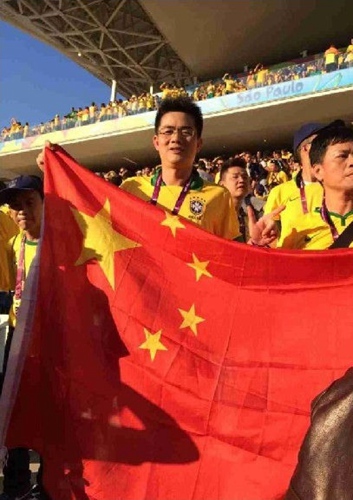 国足不行我们行!球迷巴西观赛 喊国安加油