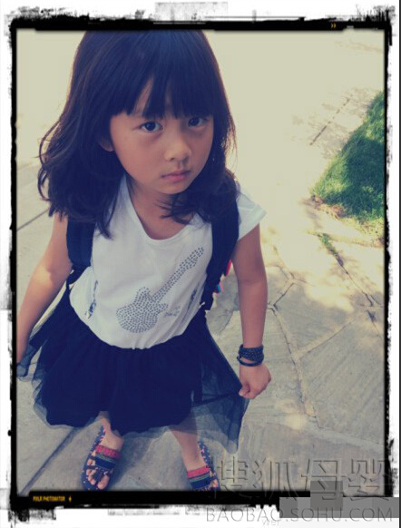 <em>黄磊女儿多多</em>萌照:戴墨镜耍酷秀街头风 _ 中国