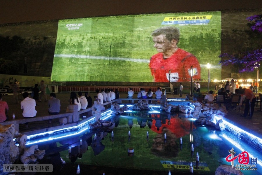 南京明城墙上3D巨幕投影播世界杯比赛[组图]