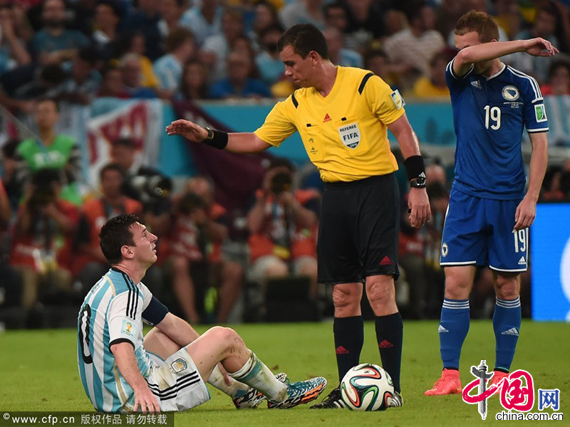 北京時間6月16日06:00(巴西當地時間15日19:00)，2014世界盃F組首輪一場比賽，梅西在比賽中倒地。